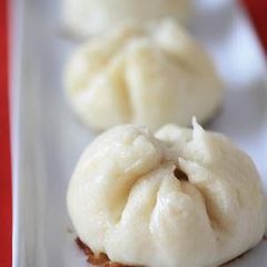 A picture of Steamed Meat Buns in a Frying Pan.