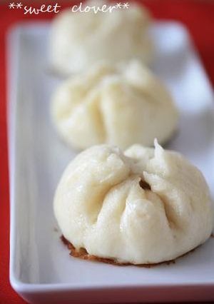 A picture of Steamed Meat Buns in a Frying Pan.