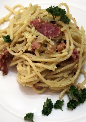A picture of Pasta w/ walnut pesto.