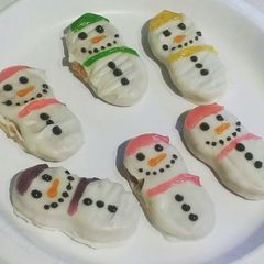 A picture of Snowmen cookies.