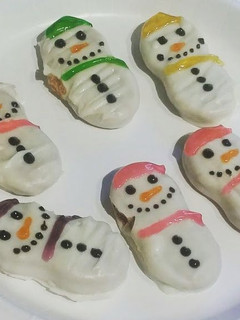A picture of Snowmen cookies.