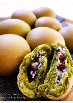 A picture of Green Tea Buns with Cream Cheese and Dainagon Adzuki Beans.