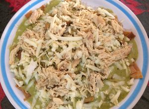 Una foto de Chilaquiles verdes con pollo