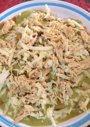A picture of Chilaquiles Verdes with Chicken.