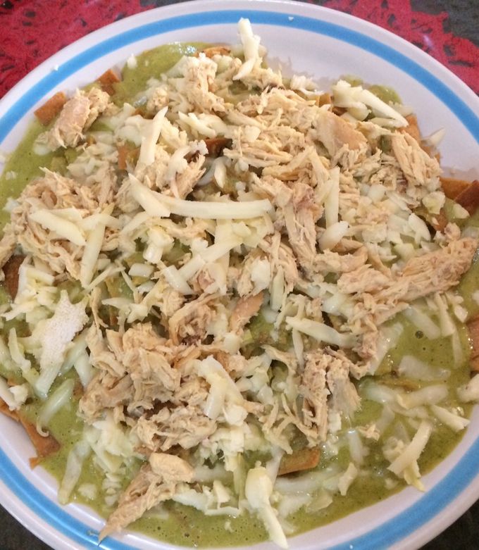 Una foto de Chilaquiles verdes con pollo