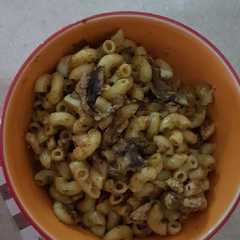 A picture of Macaroni chicken pesto.