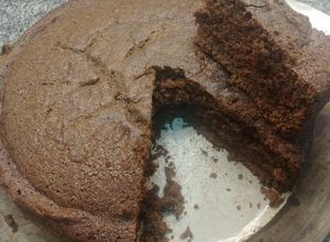Una foto de Torta húmeda de leche de almendras cortada