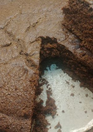 Una foto de Torta húmeda de leche de almendras cortada