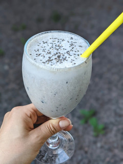 Una foto de Licuado de banana 🍌 y arándanos 🫐