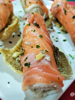 Una foto de Rollitos de mousse de bacalao con anchoa y salmón