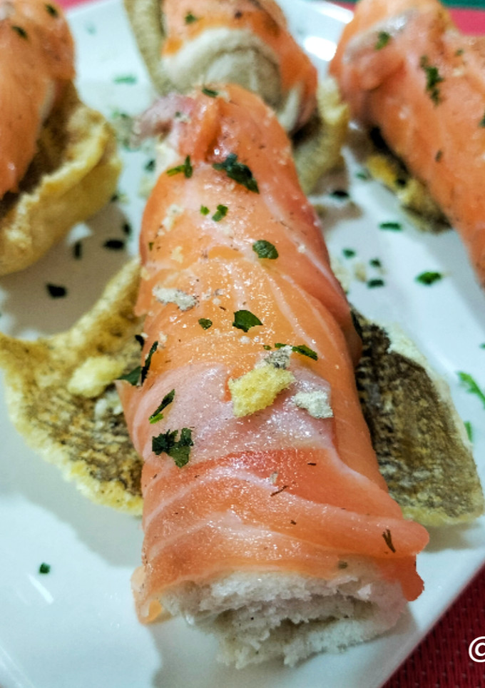 Una foto de Rollitos de mousse de bacalao con anchoa y salmón