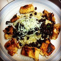 A picture of Pollo Y Frijoles Con Arroz.