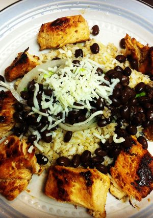 A picture of Pollo Y Frijoles Con Arroz.