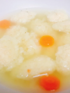 Una foto de Caldo de verduras y pollo con nubes de sémola