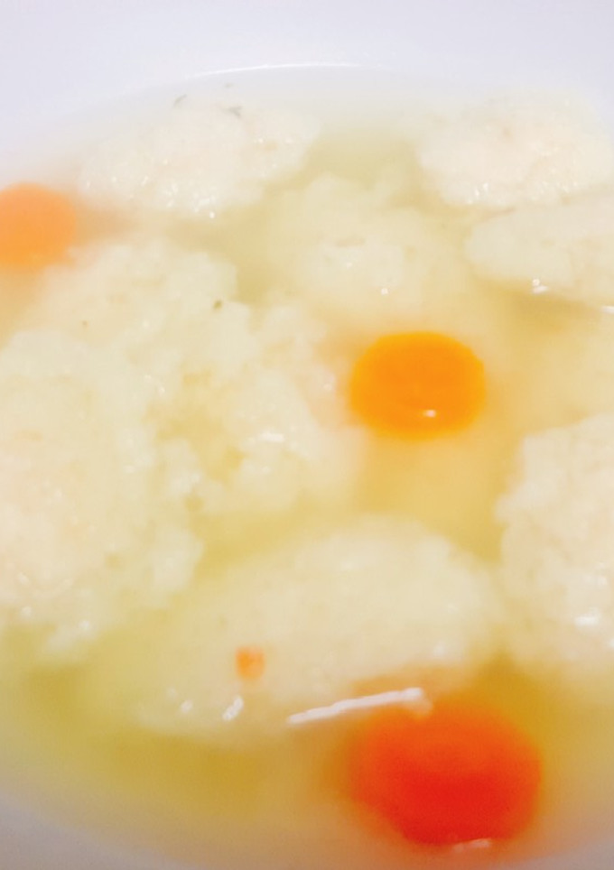 Una foto de Caldo de verduras y pollo con nubes de sémola