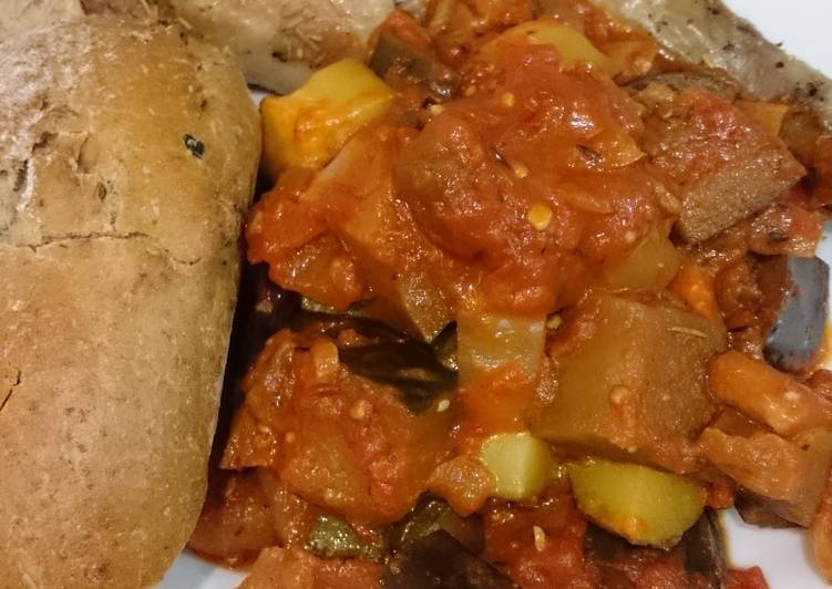 Recipe of Homemade Chicken with ragout and crusty bread