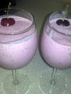 A picture of strawberry, banana ,blue Berry and mengo smoothie.