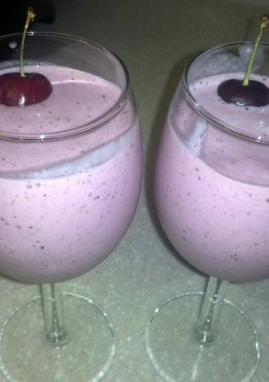 A picture of strawberry, banana ,blue Berry and mengo smoothie.