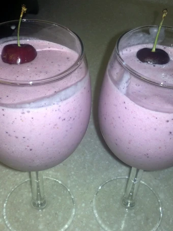 Recipe strawberry, banana ,blue Berry and mengo smoothie the Delicious Can spoil the tongue