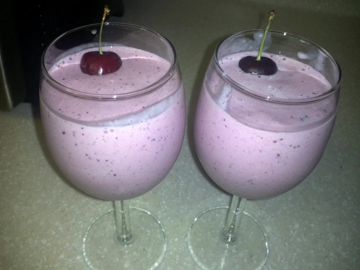 Recipe strawberry, banana ,blue Berry and mengo smoothie the Delicious Can spoil the tongue