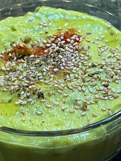 Una foto de Hummus con palta