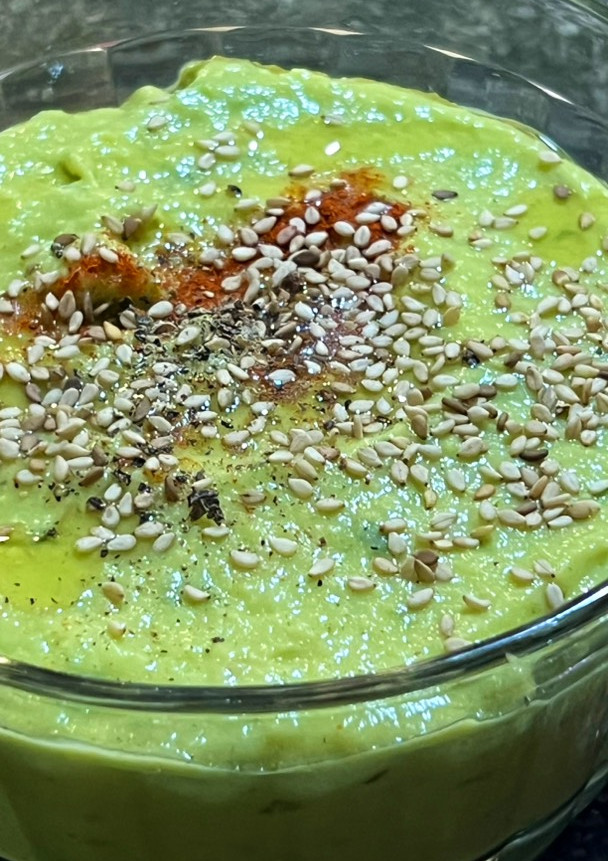 Una foto de Hummus con palta
