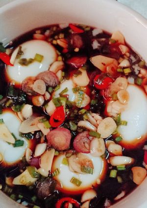 Hình của món Trứng gà luộc ngâm nước tương.