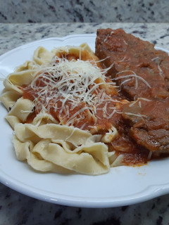Una foto de Fideos Caseros al huevo con carne estofada