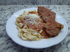 Una foto de Fideos Caseros al huevo con carne estofada