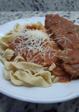 Una foto de Fideos Caseros al huevo con carne estofada