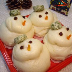 A picture of Snowman Shaped Nikuman (Steamed Bao).
