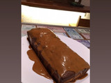 Budín marmolado con salsa de dulce de leche
