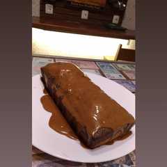 Una foto de Budín marmolado con salsa de dulce de leche