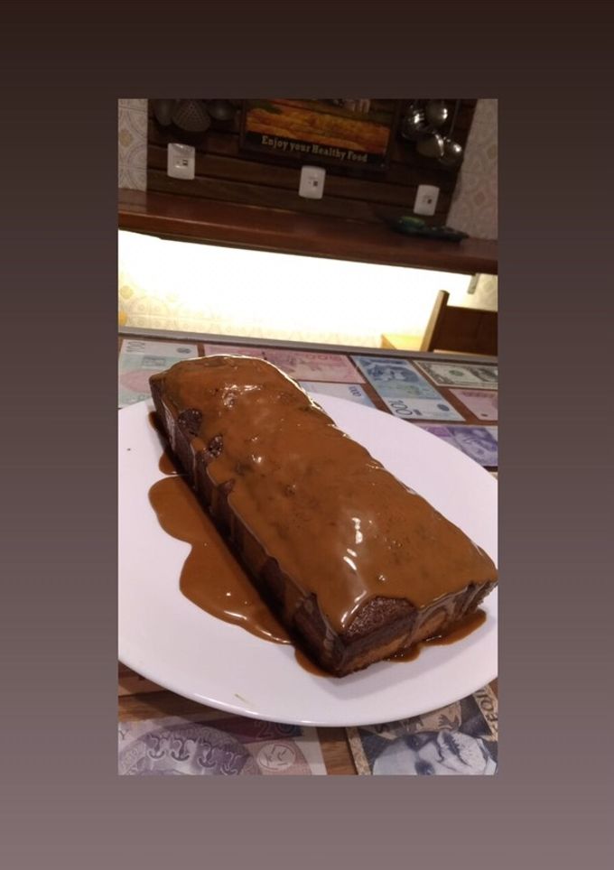 Una foto de Budín marmolado con salsa de dulce de leche