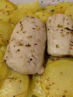 Una foto de Lomos de merluza con patatas al vapor