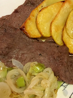 Una foto de Churrasco al plato con patatas y cebollín