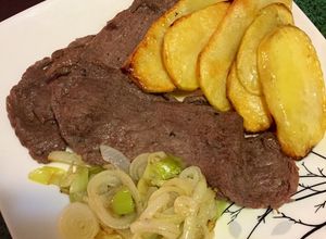 Una foto de Churrasco al plato con patatas y cebollín