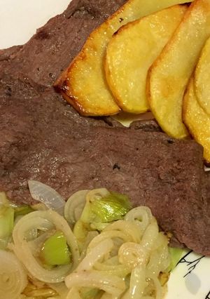Una foto de Churrasco al plato con patatas y cebollín