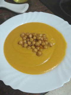 Una foto de Crema de calabaza y batata con snack de garbanzos fritos