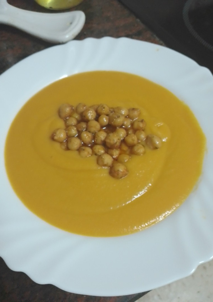 Una foto de Crema de calabaza y batata con snack de garbanzos fritos