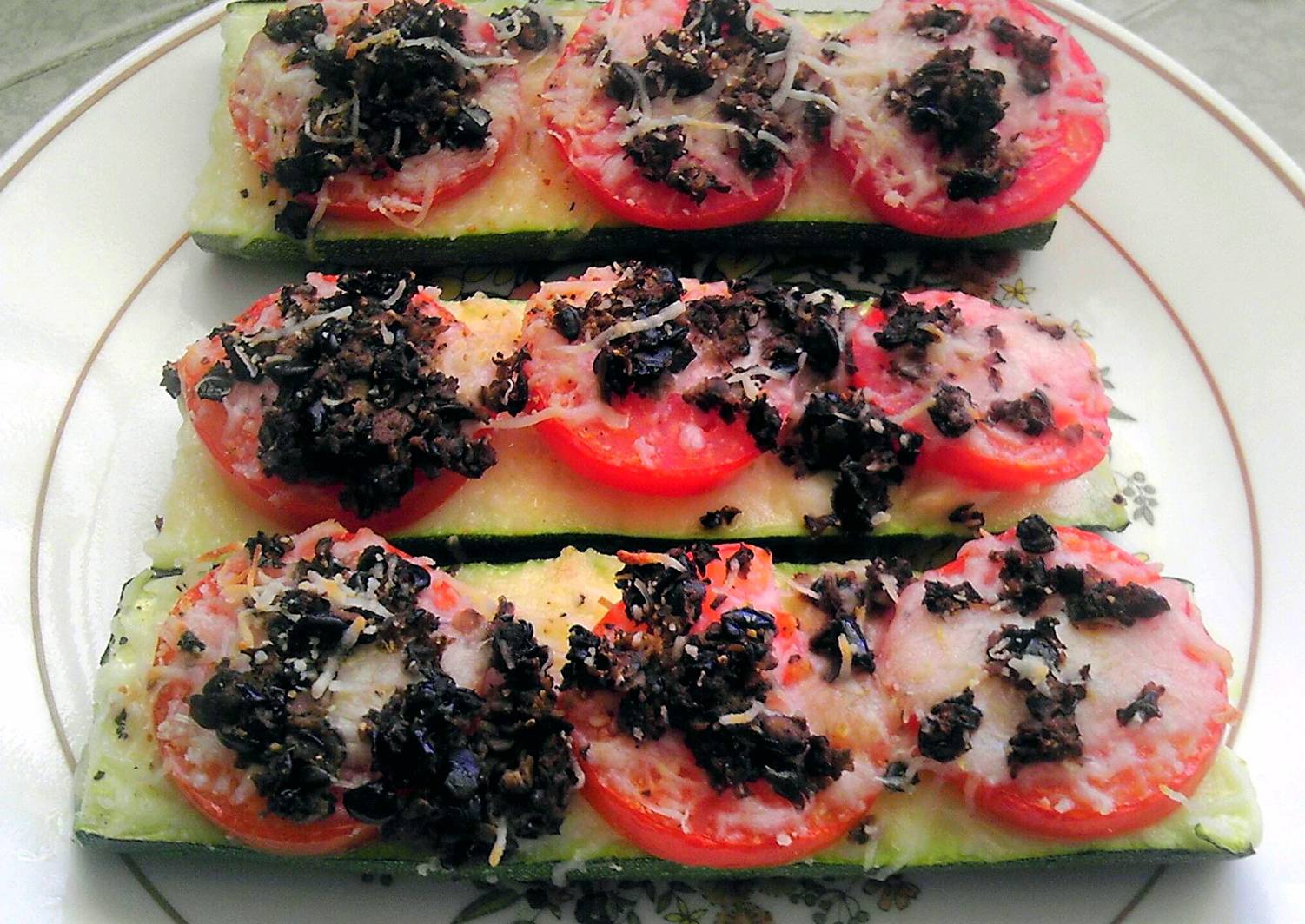 Baked zucchini topped with tomatoes &amp; cheese Recipe by sweet p - Cookpad