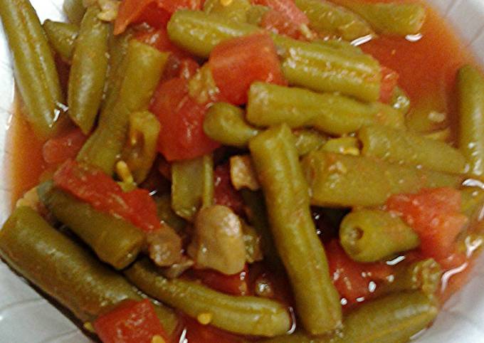 Green beens with mushrooms and tomatoes