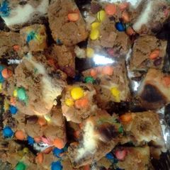 A picture of Chocolate chip cheesecake squares.