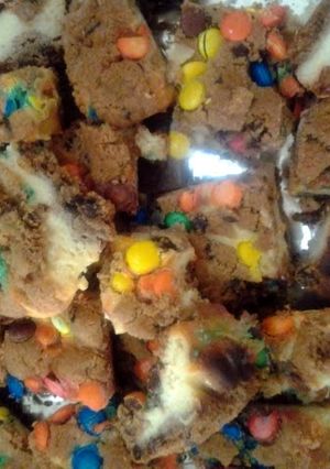 A picture of Chocolate chip cheesecake squares.