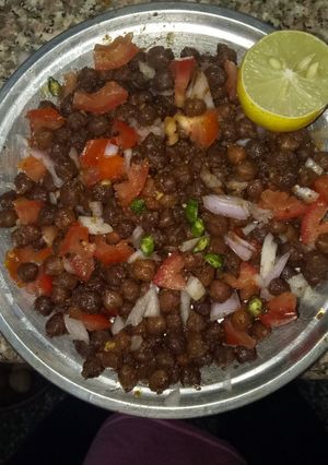 A picture of Chana chat high  protein dish.