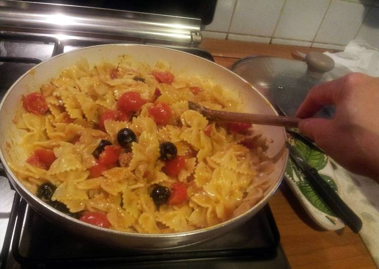 Steps to Prepare Super Quick Homemade AMIEs Farfalle with Tuna, Orange and Black Olives