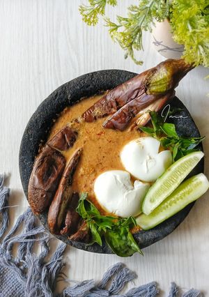 Foto resep Sambal Pecak Terong Telur