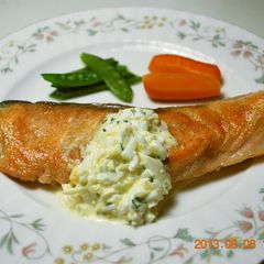 Easy Salmon Meunière with Tartare Sauce A picture of Easy Salmon Meunière with Tartare Sauce.
