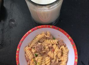 Hình của món Nui xào thịt bò sốt cà chua.