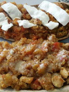 Una foto de Berenjenas rellenas con pollo y quinoa